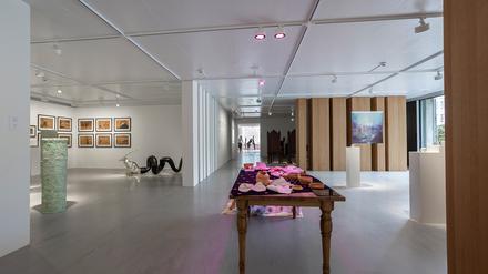 Blick in die Ausstellung „Evaporating Suns – Zeitgenössische Mythen vom Arabischen Golf“ in der Kulturstiftung Basel H. Geiger. 