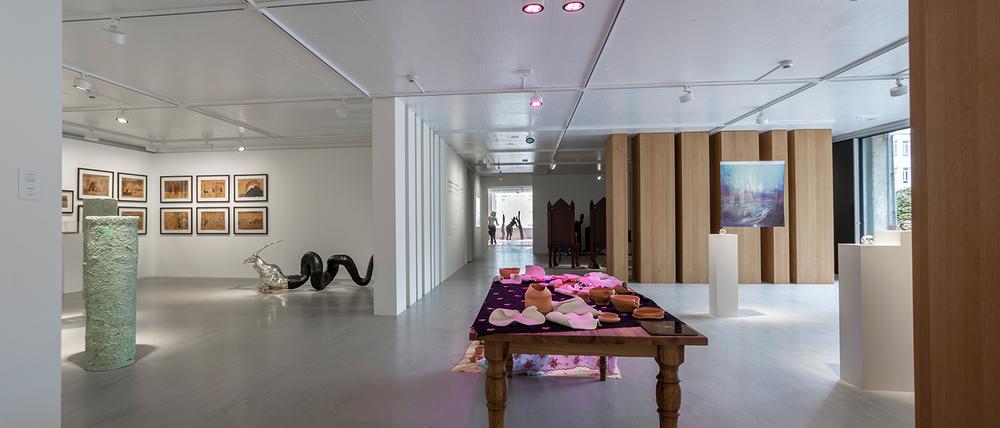 Blick in die Ausstellung „Evaporating Suns – Zeitgenössische Mythen vom Arabischen Golf“ in der Kulturstiftung Basel H. Geiger. 
