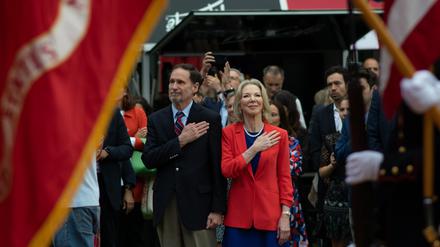 Präsentation der Flaggen, Nationalhymnen. Botschafterin Amy Gutmann und ihr Mann Michael Doyle. 