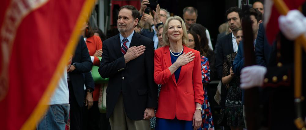 Präsentation der Flaggen, Nationalhymnen. Botschafterin Amy Gutmann und ihr Mann Michael Doyle.