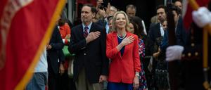 Präsentation der Flaggen, Nationalhymnen. Botschafterin Amy Gutmann und ihr Mann Michael Doyle. 