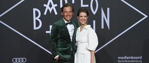 ARCHIV - 20.09.2022, Berlin: Die Schauspieler und Hauptdarsteller Volker Bruch und Liv Lisa Fries kommen zur Weltpremiere der vierten Staffel der TV-Serie Babylon Berlin.