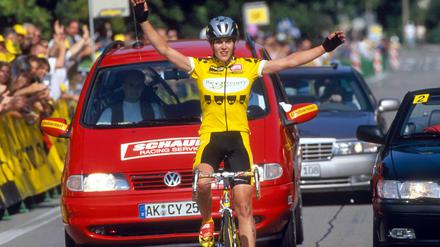 Hanka Kupfernagel freut sich über ihren Sieg bei der deutschen Straßen- Radmeisterschaft in Rheinfelden 1998. 