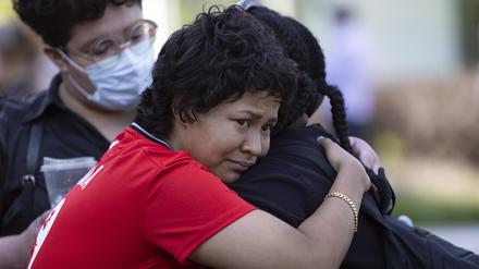 Am Donnerstag, den 29. Juni 2023, versammeln sich Menschen vor der Hagey Hall in Waterloo, Ontario.