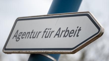 „Agentur für Arbeit“ steht auf einem Wegweiser vor der Behörde.