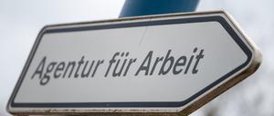„Agentur für Arbeit“ steht auf einem Wegweiser vor der Behörde.