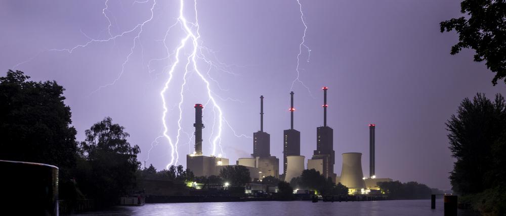 Gewitter entladen sich über dem Heizkraftwerk Lichterfelde in Berlin. Das Gas- und Dampfturbinen-Heizkraftwerk mit Kraft-Wärme-Kopplung wird mit Erdgas betrieben. Honorarpflichtig nach Anstrich Honorar