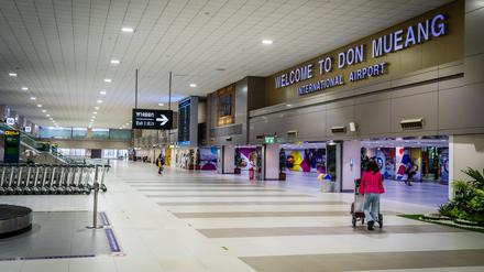 Personen sind in einer Halle des internationalen Flughafens Don Mueang zu sehen. (Symbolbild)