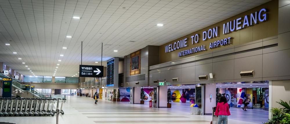 Personen sind in einer Halle des internationalen Flughafens Don Mueang zu sehen. (Symbolbild)
