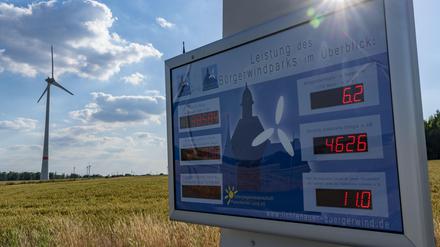 Bürgerwindpark Westernfeld-Buchgarten, bei Lichtenau, 11 Windenergieanlagen, genossenschaftlich organisiert und finanziert, Gewinne fliessen teils in die Region, NRW, Deutschland