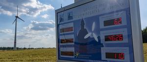 Bürgerwindpark Westernfeld-Buchgarten, bei Lichtenau, 11 Windenergieanlagen, genossenschaftlich organisiert und finanziert, Gewinne fliessen teils in die Region, NRW, Deutschland