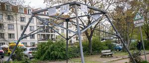 Berlin Wedding, der kleine Nachbau des Eiffelturm in der M√ºllerstra√üe vor dem Centre Francais wurde wegen Bauf√§lligkeit bis auf das Grundskelett abgebaut und wartet auf Sponsoren f√ºr den Neubau - 24.04.2023 Berlin Wedding *** Berlin Wedding, the small replica of the Eiffel Tower in M√ºllerstra√üe in front of the Centre Francais was dismantled down to the basic skeleton due to dilapidation and is waiting for sponsors for the new construction 24 04 2023 Berlin Wedding
