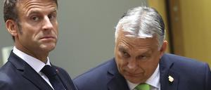 Emmanuel Macron, Präsident von Frankreich, spricht mit Viktor Orban, Ministerpräsident von Ungarn, während eines Treffens am runden Tisch im Gebäude des Europäischen Rates am zweiten Tag eines EU-Gipfels. 