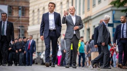 Im Juni hat Olaf Scholz Emmanuel Macron seine neue Heimatstadt Potsdam präsentiert – am Montag zeigt er ihm seine alte, Hafenrundfahrt inklusive.