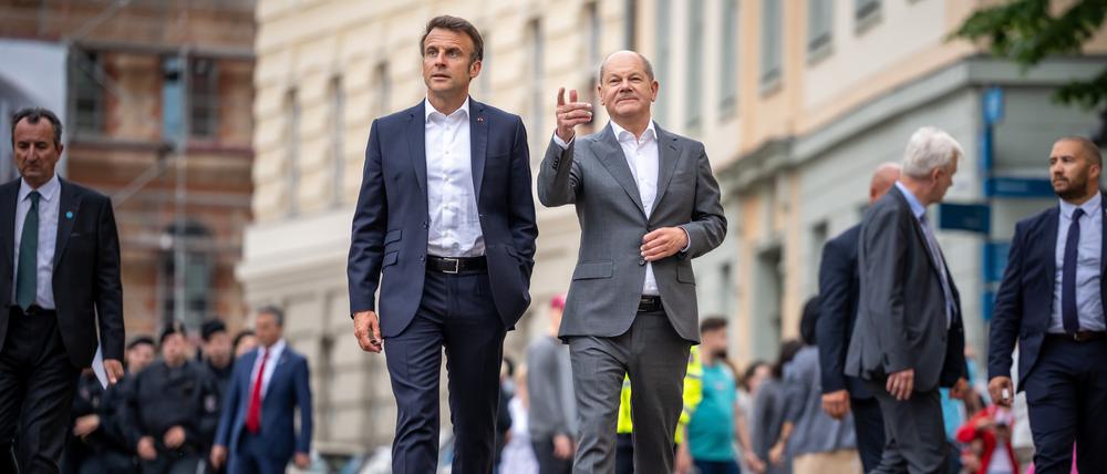 Im Juni hat Olaf Scholz Emmanuel Macron seine neue Heimatstadt Potsdam präsentiert – am Montag zeigt er ihm seine alte, Hafenrundfahrt inklusive.