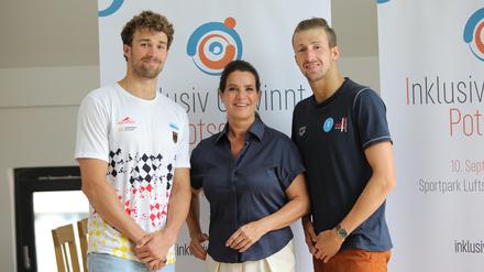 Schirrmherrin Kati Witt und die Sportler Ole Braunschweig (links) und Malte Braunschweig in Potsdam.