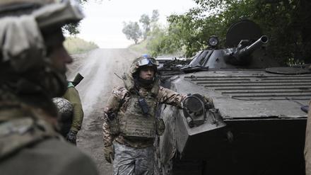 Ukrainische Soldaten stehen in der Nähe ihres Schützenpanzers in der Nähe von Bachmut.