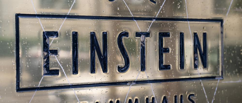 Ein Schild „Cafe Einstein Stammhaus“ am Tor des Hauses in der Kurfürstenstraße hat Insolvenz angemeldet. Auch die beiden neueren Restaurants der Betreibergesellschaft, das Amon am Gendarmenmarkt und das PHP im Europaviertel sind betroffen.