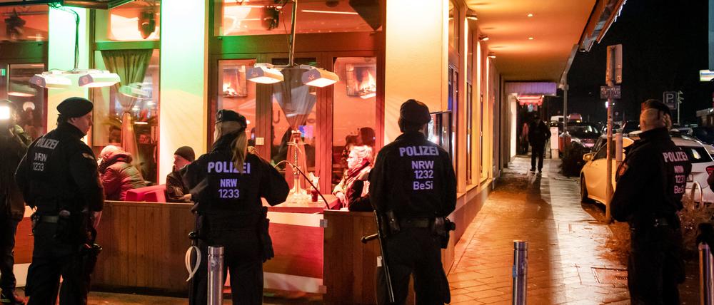Polizisten sichern während einer Razzia von Zoll und Polizei eine Shisha-Bar. 