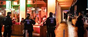 Polizisten sichern während einer Razzia von Zoll und Polizei eine Shisha-Bar. 