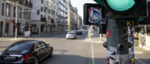 Autos fahren auf der Friedrichstraße an einer grünen Ampel vorbei. Seit dem 1. Juli ist das rund 500 Meter lange Teilstück der Friedrichstraße wieder für den Autoverkehr freigegeben.
