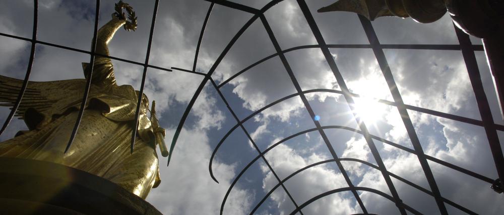 Wolken ziehen in Berlin über die auf der Siegessäule thronenden „Viktoria“, die von den Berlinern auch Goldelse genannt wird.
