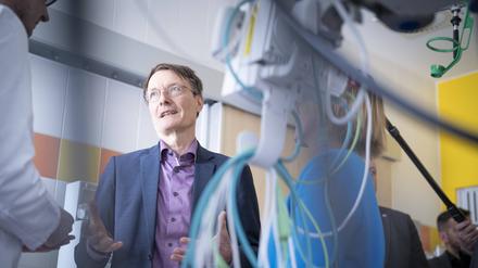 Kassen werfen Lauterbach verpatzte Pflegereform vor.
