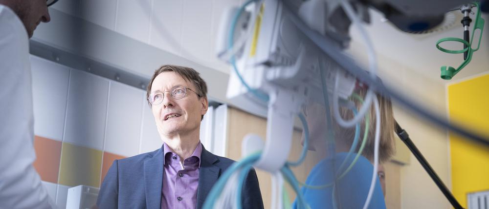 Kassen werfen Lauterbach verpatzte Pflegereform vor.