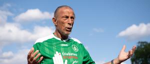 Kämpft gegen den Krebs. Der ehemalige Trainer Christoph Daum. 