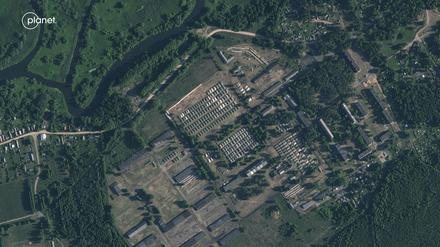 Belarus, Osipowitschi: Dieses von Planet Labs PBC zur Verfügung gestellte Satellitenbild zeigt kürzlich errichtet Zelte auf einem ehemaligen Militärstützpunkt außerhalb der belarussischen Stadt Osipowitschi. 