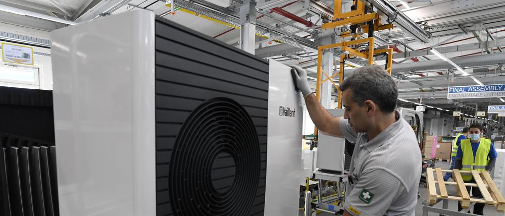 Ein Mitarbeiter der Firma Vaillant montiert eine Wärmepumpe im Stammwerk des Unternehmens.