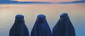 Ihr Hit heißt „Burka Blue“. Die Videoinstallation der Burka Band ironisiert die eigene Kultur ebenso wie die westlicher Girlgroups. 