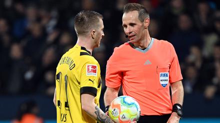 Dortmunds Marco Reus (l.) und Schiedsrichter Sascha Stegemann im Gespräch nach der Fehlentscheidung.