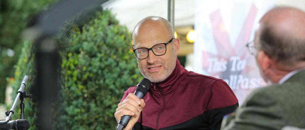Joachim Meyerhoff und Festivalleiter Denis Scheck im Park der Villa Jacobs beim Literaturfestival Lit:Potsdam.