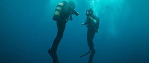 Im Film „The Dive“ kommt eine der Taucherinnen stecken.