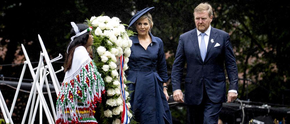 Der niederländische König Willem-Alexander und Königin Maxima legen einen Kranz nieder, nachdem sich der König offiziell für die durch die Niederlande praktizierte Sklaverei entschuldigt hat.