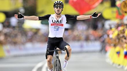 Adam Yates aus Großbritannien vom Team UAE jubelt über seinen Etappensieg.