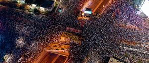 Teile der Menschenmasse präsentieren ein Plakat mit dem Slogan „Wir müssen Israels Zerstörer stoppen“.