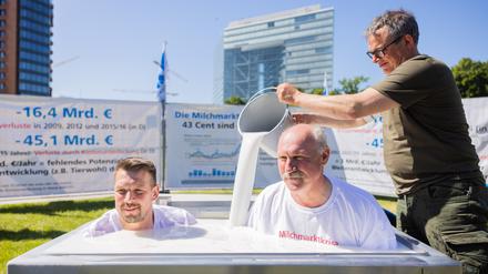 Milchbauern baden bei einer Protestaktion in einem Milchtank. Milchviehhalter können durch den Preisverfall nicht mehr kostendeckend wirtschaften.