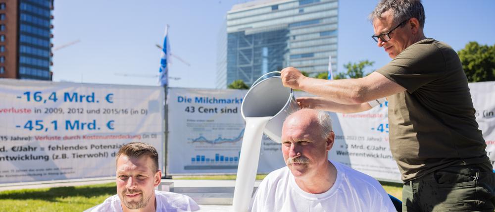 Milchbauern baden bei einer Protestaktion in einem Milchtank. Milchviehhalter können durch den Preisverfall nicht mehr kostendeckend wirtschaften.
