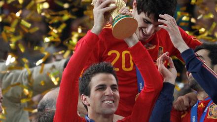 Sein größter Moment. Cesc Fabregas im Jahr 2010 mit dem WM-Pokal.
