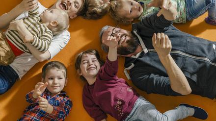 Eltern und Erzieher freuen sich, dass die Kinder erstmal weiter in die Kita dürfen