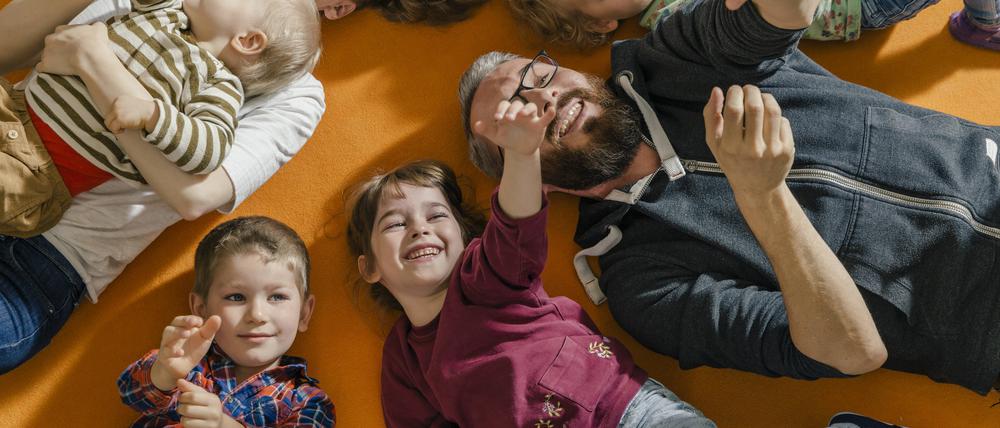 Eltern und Erzieher freuen sich, dass die Kinder erstmal weiter in die Kita dürfen