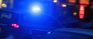 Einsatzwagen der Polizei mit eingeschaltetem Blaulicht bei einem Einsatz in Berlin, Deutschland.
