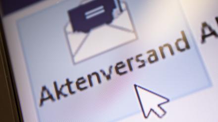 Ein Mauszeiger schwebt in der Software der E-Akte über dem Button „Aktienversand“.