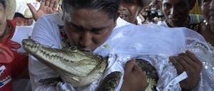 Bürgermeister Victor Hugo Sosa küsst seine „Frau“.