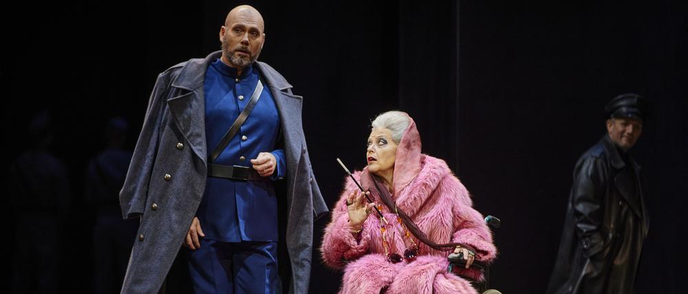 Szene aus „Pique Dame“ mit John Lundgren (Graf Tomskij) und Evelyn Herlitzius (Gräfin).