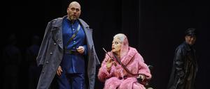 Szene aus „Pique Dame“ mit John Lundgren (Graf Tomskij) und Evelyn Herlitzius (Gräfin).