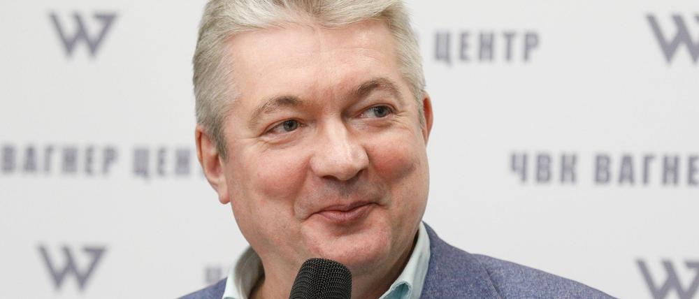 Der Chef der russischen Nachrichtenseite RIA FAN, Jewgeni Subarew, bei einer Pressekonferenz Ende 2022.