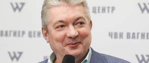 Der Chef der russischen Nachrichtenseite RIA FAN, Jewgeni Subarew, bei einer Pressekonferenz Ende 2022.